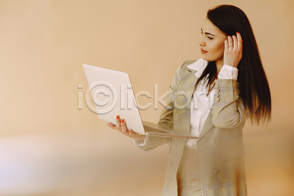 백인 성인 성인여자한명만 여자 한명 JPG 앞모습 포토 해외이미지 갈색머리 노트북 들기 사무실 상반신 실내 재킷 컴퓨터
