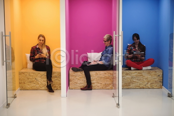 성인 성인여자만 세명 여자 JPG 포토 해외이미지 노트북 들기 벽 비즈니스우먼 사무실 스마트폰 앉기 업무 전신 타이핑 태블릿