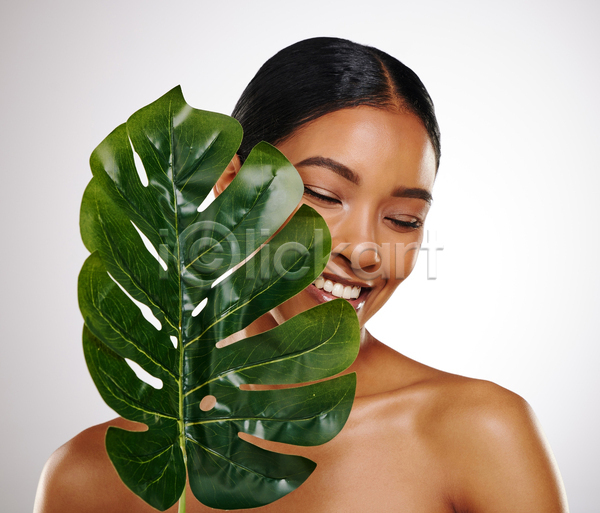 성인 성인여자한명만 여자 한명 JPG 포토 해외이미지 눈감음 들기 미소(표정) 뷰티 상반신 잎