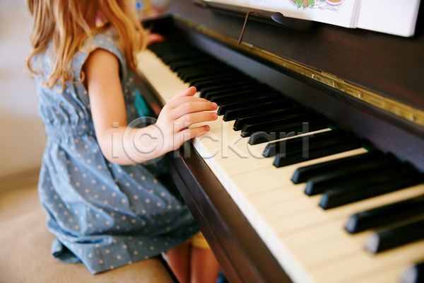 서양인 소녀(어린이) 소녀한명만 어린이 여자 한명 JPG 뒷모습 옆모습 포토 해외이미지 상반신 실내 앉기 연주 피아노(악기)