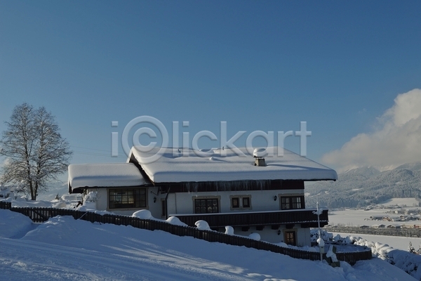 사람없음 JPG 포토 해외이미지 겨울 겨울풍경 눈(날씨) 눈덮임 야외 주간 주택 하늘