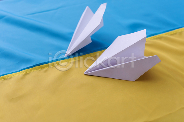 사람없음 JPG 포토 해외이미지 노란배경 두개 실내 우크라이나 우크라이나국기 종이 종이비행기 파란배경