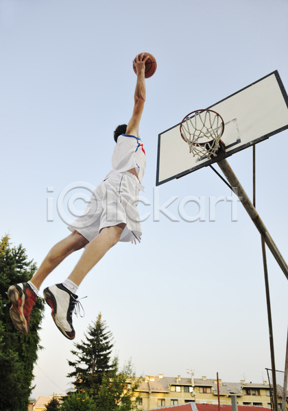 남자 성인 성인남자한명만 한명 JPG 옆모습 포토 해외이미지 농구 농구공 농구대 들기 슛 스포츠 야외 전신 점프 하늘