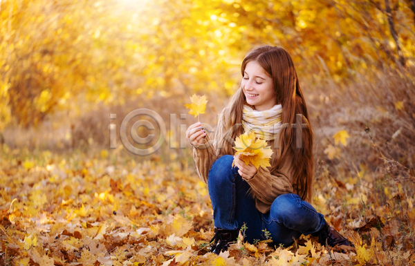 10대 소녀(어린이) 어린이 여자 한명 JPG 아웃포커스 앞모습 포토 해외이미지 가을(계절) 공원 나무 나뭇잎 낙엽 들기 무릎꿇기 미소(표정) 야외 전신
