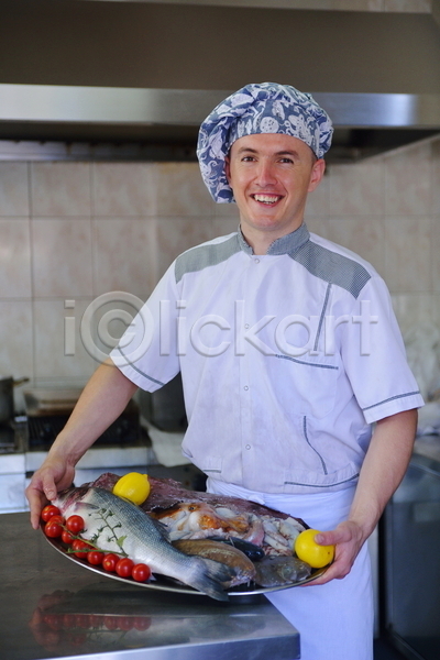 남자 성인 성인남자한명만 한명 JPG 앞모습 포토 해외이미지 들기 레몬 방울토마토 상반신 실내 어류 요리 요리사 주방