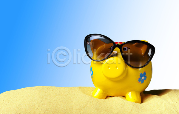 사람없음 JPG 포토 해외이미지 그라데이션 노란색 돼지저금통 모래 선글라스 저축 파란색