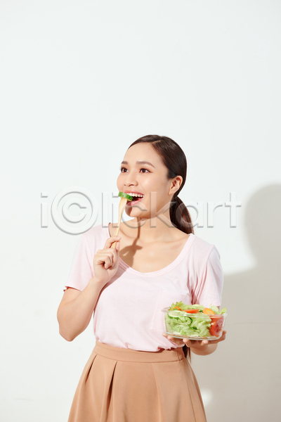 동양인 성인 성인여자한명만 여자 한명 JPG 앞모습 포토 해외이미지 들기 먹기 상반신 샐러드 식단관리 식사 실내 웃음 흰배경