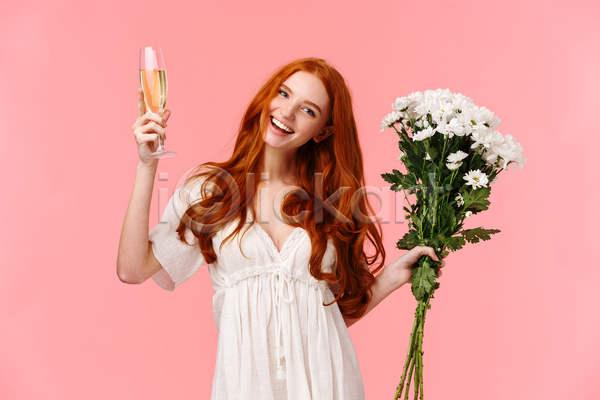 축하 행복 10대 십대여자한명만 여자 한명 JPG 앞모습 포토 해외이미지 꽃 꽃다발 들기 분홍색 빨간머리 상반신 샴페인잔 실내