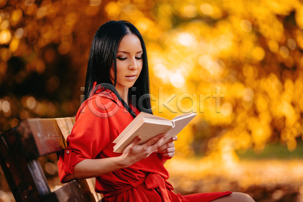 휴식 성인 성인여자한명만 한명 JPG 아웃포커스 옆모습 포토 해외이미지 가을(계절) 독서 들기 맑음 벤치 상반신 앉기 야외 응시 읽기 책