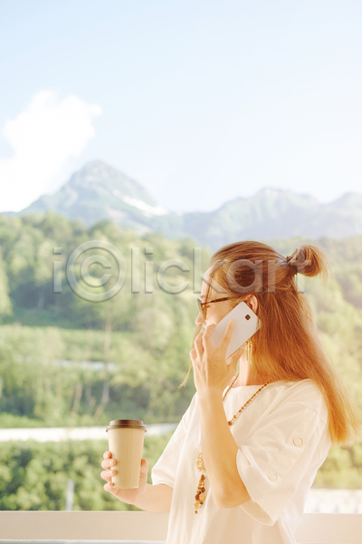 여유 휴식 성인 성인여자한명만 여자 한명 JPG 아웃포커스 옆모습 포토 해외이미지 들기 상반신 스마트폰 야외 주간 커피 통화 혼자