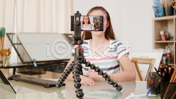 10대 십대여자한명만 여자 한명 JPG 앞모습 포토 해외이미지 녹음(기록) 동영상 방송 삼각대 상반신 스마트폰 촬영 취미 카메라 컨셉