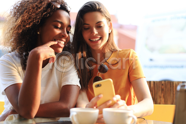 우정 두명 성인 성인여자만 여자 JPG 앞모습 포토 해외이미지 들기 상반신 스마트폰 야외 응시 주간 친구