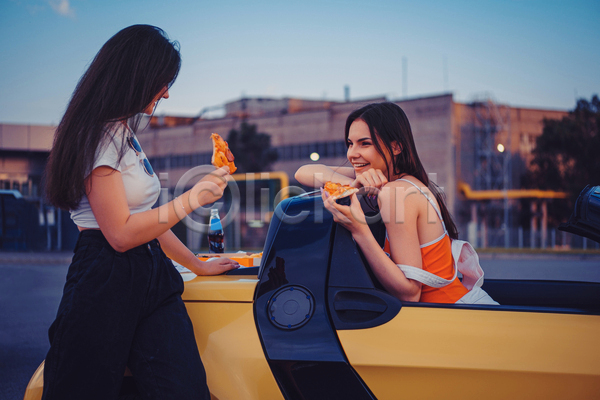두명 십대여자만 여자 청소년 JPG 옆모습 포토 해외이미지 기댐 들기 마주보기 상반신 식사 야외 오픈카 웃음 주간 친구 피자
