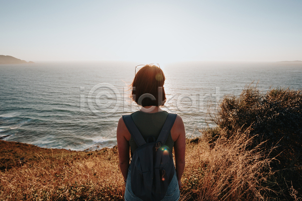 휴식 성인 성인여자한명만 여자 한명 JPG 뒷모습 포토 해외이미지 바다 상반신 서기 야외 여행 주간 햇빛 혼자