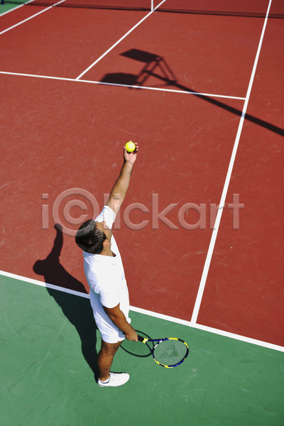 남자 성인 성인남자한명만 한명 JPG 옆모습 포토 해외이미지 들기 서기 서브 야외 잡기 전신 주간 테니스 테니스라켓 테니스선수 테니스장