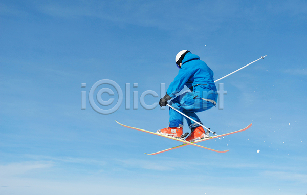 성인 성인한명만 한명 JPG 옆모습 포토 해외이미지 겨울 겨울스포츠 스키 스키복 스키점프 스키타기 야외 전신 주간 하늘