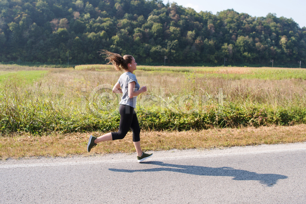 활발 서양인 성인 성인여자한명만 여자 한명 JPG 포토 해외이미지 달리기 달리기선수 라이프스타일 마라톤 아침 야외 운동복 전신 조깅