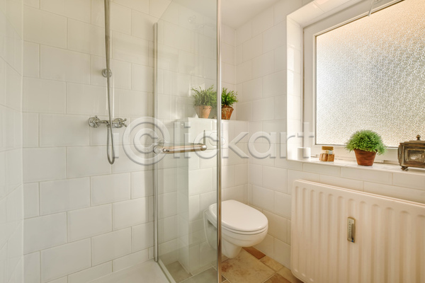 사람없음 JPG 포토 해외이미지 라디에이터 변기 샤워기 샤워부스 실내 심플 욕실 인테리어 창문 화분 화장실