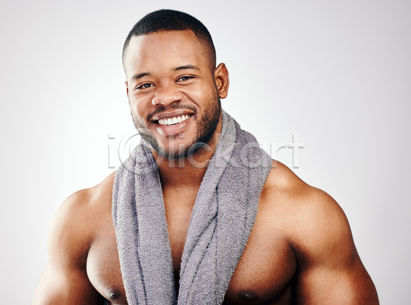 남자 서양인 성인 성인남자한명만 한명 JPG 앞모습 포토 해외이미지 근육질 미소(표정) 뷰티 상반신 수건