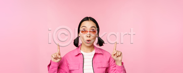 동양인 성인 성인여자한명만 여자 한명 JPG 포토 해외이미지 가리킴 보여주기 분홍색배경 상반신 서기 선글라스