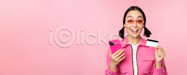 동양인 성인 성인여자한명만 여자 한명 JPG 포토 해외이미지 들기 분홍색배경 상반신 서기 선글라스 스마트폰 신용카드