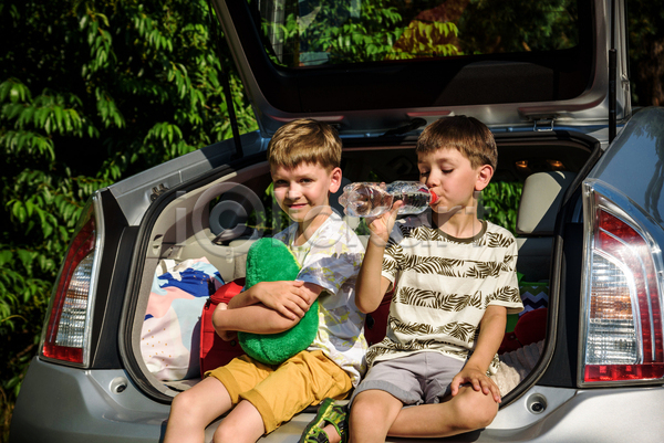 행복 휴식 남자 두명 소년 소년만 어린이 JPG 앞모습 포토 해외이미지 들기 라이프스타일 마시기 물병 미소(표정) 상반신 안기 앉기 야외 여름(계절) 웃음 인형 자동차트렁크 주간 친구