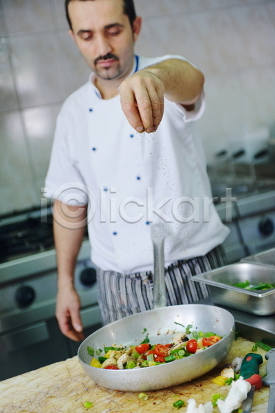 남자 성인 성인남자한명만 한명 JPG 앞모습 포토 해외이미지 상반신 실내 요리 요리사 주방