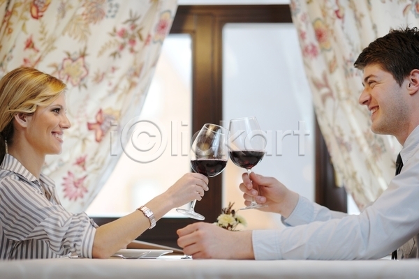 함께함 행복 남자 두명 성인 성인만 여자 JPG 옆모습 포토 해외이미지 건배 데이트 들기 레스토랑 마주보기 미소(표정) 상반신 식사 실내 앉기 연애 와인 커플 탁자