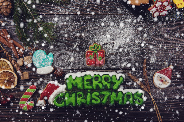 사람없음 JPG 포토 하이앵글 해외이미지 나무배경 눈(날씨) 메리크리스마스 선물상자 실내 진저쿠키 쿠키 크리스마스