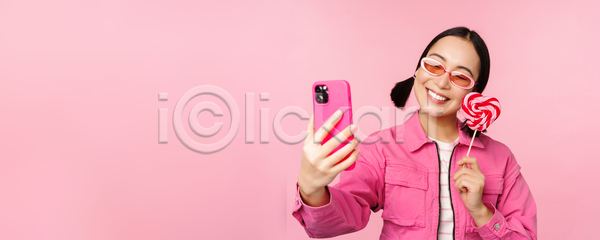 동양인 성인 성인여자한명만 여자 한명 JPG 포토 해외이미지 들기 막대사탕 분홍색배경 상반신 서기 선글라스 셀프카메라