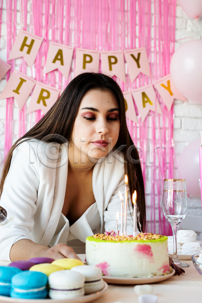 축하 행복 백인 사람 성인 성인여자한명만 여자 한명 JPG 앞모습 옆모습 포토 해외이미지 분홍색 상반신 생일 생일케이크 이벤트 케이크 탁자 파티
