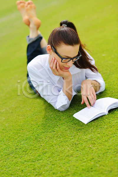 여유 성인 성인여자한명만 여자 한명 JPG 앞모습 포토 해외이미지 독서 맨발 안경 엎드리기 자연 잔디 전신 책 턱괴기