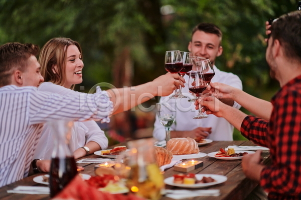 우정 함께함 행복 남자 성인 성인만 여러명 여자 JPG 소프트포커스 앞모습 옆모습 포토 해외이미지 건배 들기 라이프스타일 미소(표정) 상반신 야외 여름(계절) 와인 와인잔 저녁 저녁식사 파티 휴가