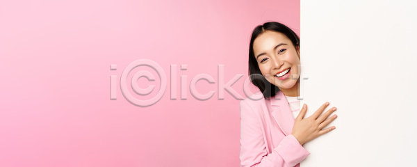 동양인 성인 성인여자한명만 여자 한명 JPG 포토 해외이미지 배너 분홍색배경 비즈니스 비즈니스우먼 상반신 서기 잡기 카피스페이스