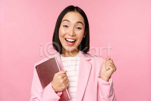 동양인 성인 성인여자한명만 여자 한명 JPG 포토 해외이미지 들기 분홍색배경 비즈니스 비즈니스우먼 상반신 주먹 태블릿