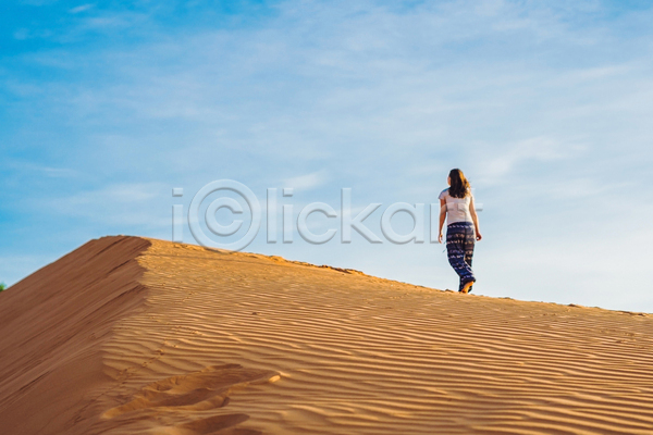 성인 성인여자한명만 여자 한명 JPG 뒷모습 포토 해외이미지 걷기 모래언덕 사막 야외 전신 주간 풍경(경치) 하늘