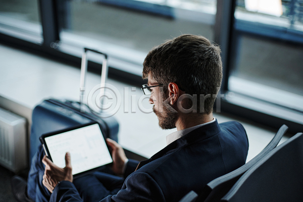 남자 성인 성인남자한명만 한명 JPG 뒷모습 아웃포커스 포토 해외이미지 공항 들기 비즈니스맨 상반신 실내 태블릿 확인