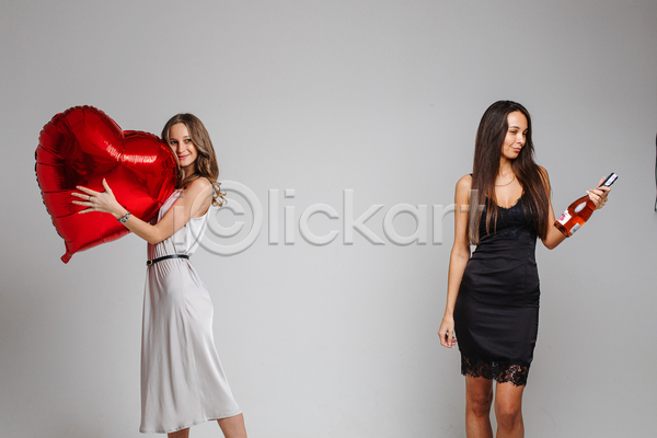 두명 성인 성인여자만 여자 JPG 앞모습 옆모습 포토 해외이미지 드레스 들기 상반신 서기 실내 와인병 응시 하트풍선 회색배경