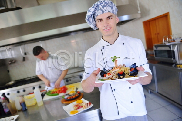 남자 두명 성인 성인남자만 JPG 앞모습 포토 해외이미지 들기 상반신 식재료 실내 요리 요리사 음식 주방 파스타