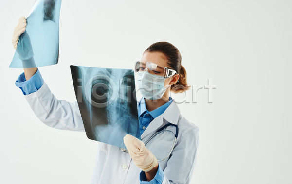 집중 성인 성인여자한명만 여자 한명 JPG 앞모습 옆모습 포토 해외이미지 고글 들기 마스크 상반신 실내 엑스레이 의사 의학 확인 흰배경