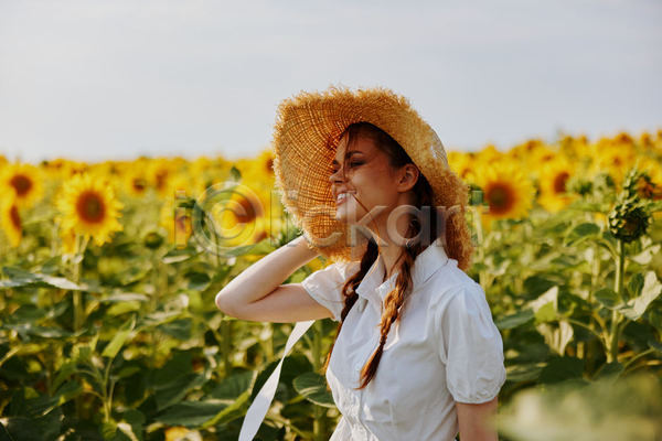 성인 성인여자한명만 여자 한명 JPG 아웃포커스 옆모습 포토 해외이미지 꽃밭 미소(표정) 밀짚모자 상반신 야외 여름(계절) 주간 풍경(경치) 해바라기