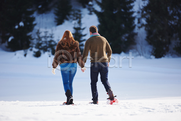 남자 두명 성인 성인만 여자 JPG 뒷모습 포토 해외이미지 걷기 겨울 눈(날씨) 눈덮임 설원 손잡기 쌓인눈 야외 전신 주간