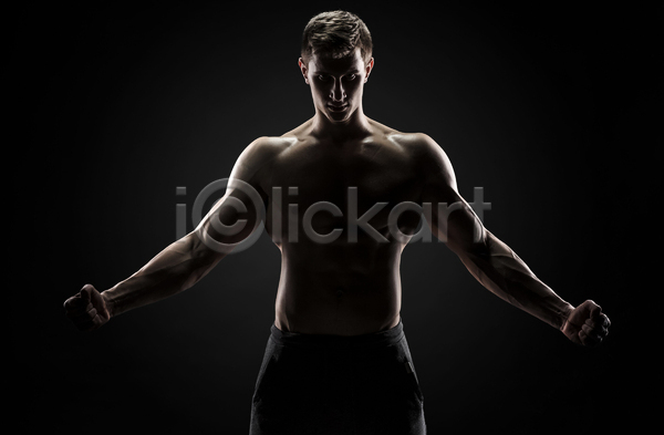 남자 성인 성인남자한명만 한명 JPG 앞모습 포토 해외이미지 검은배경 근육 근육질 보디빌더 상반신 어둠 역광 주먹