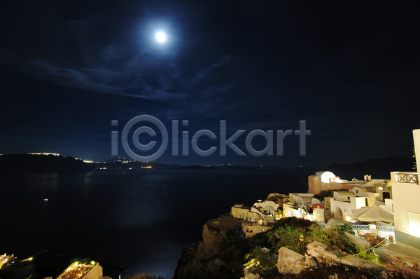 사람없음 JPG 포토 해외이미지 건축양식 달 바다 밤하늘 빛 산토리니 야간 야외 주택 풍경(경치) 하늘