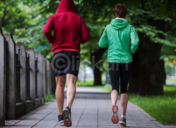 함께함 남자 두명 성인 성인만 여자 JPG 뒷모습 포토 해외이미지 나무 달리기 달리기선수 마라톤 보행로 야외 전신 조깅 주간