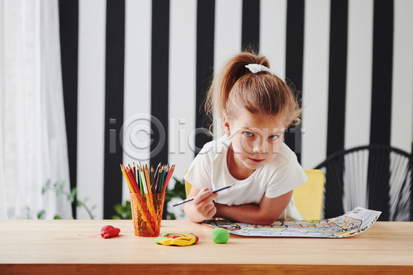서양인 소녀(어린이) 소녀한명만 어린이 여자 한명 JPG 앞모습 포토 해외이미지 그림 들기 미술 미술교육 상반신 색연필 실내 앉기 어린이교육 연필꽂이 의자 책상