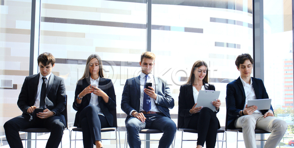 남자 성인 성인만 여러명 여자 JPG 앞모습 포토 해외이미지 들기 비즈니스 비즈니스맨 비즈니스우먼 사무실 상반신 서류판 스마트폰 실내 앉기 응시 의자