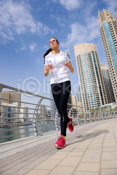 행복 서양인 성인 성인여자한명만 여자 한명 JPG 포토 해외이미지 달리기 달리기선수 라이프스타일 마라톤 아침 야외 운동복 전신 조깅