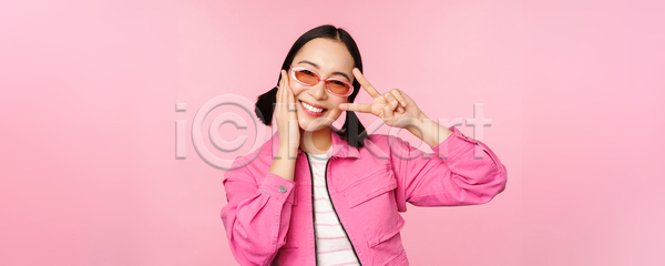 동양인 성인 성인여자한명만 여자 한명 JPG 포토 해외이미지 분홍색배경 브이 상반신 서기 선글라스 포즈