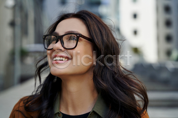 행복 성인 성인여자한명만 여자 한명 JPG 아웃포커스 앞모습 포토 해외이미지 라이프스타일 상반신 안경 야외 올려보기 웃음 주간